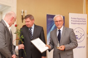 Rektor UEK - dr hab. inż. Andrzej Chochół, prof UEK odbiera statuetkę Super Lodołamacza