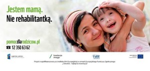 Na zdjęciu z lewej strony napis "Jestem mamą. Nie Rehabilitantką. W dolnej części pomocdlarodziców.pl tel. 123506362. Po prawej stronie kobieta, która trzyma na rękach dziewczynkę. Obie uśmiechnięte. Na dole loga: Kapitał ludzki narodowa strategia spójności, Fundacja Instytut Rozwoju Regionalnego, Fundacja Imago, Unia Europejska Europejski Fundusz Społeczny